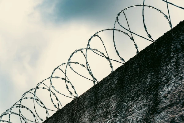 Apgabaltiesa atstāj spēkā piespriesto cietumsodu Krievijas pensionāram par spiegošanu un sprāgstvielu glabāšanu