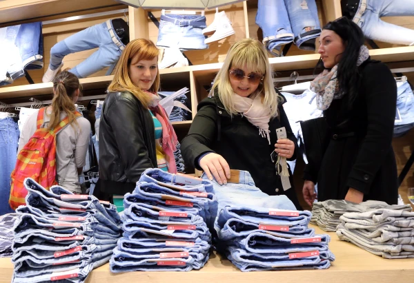 Aptauja: 60% iedzīvotāju Latvijā izpārdošanās iegādājas apģērbu un apavus