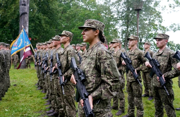 Jaunieši aicināti pieteikties jūlija valsts aizsardzības dienesta iesaukumam Ādažos, Lielvārdē, Alūksnē, Lūznavā un Skrundā