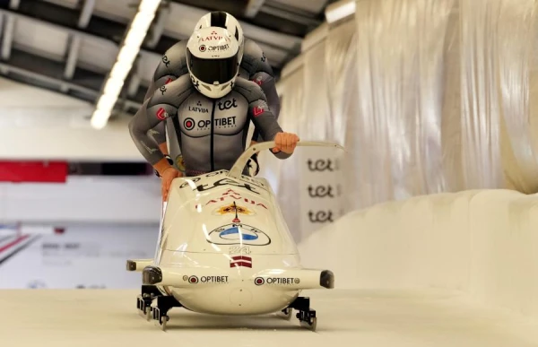 Latvijas bobslejisti Pasaules kausa posmā startēs divnieku sacensībās
