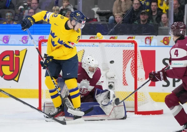 Latvijas U-20 hokejisti cīnās par vietu pasaules junioru čempionāta pusfinālā