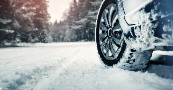 Piektdienas rītā sniegputeņa dēļ īpaši apgrūtināti braukšanas apstākļi Madonas apkārtnē