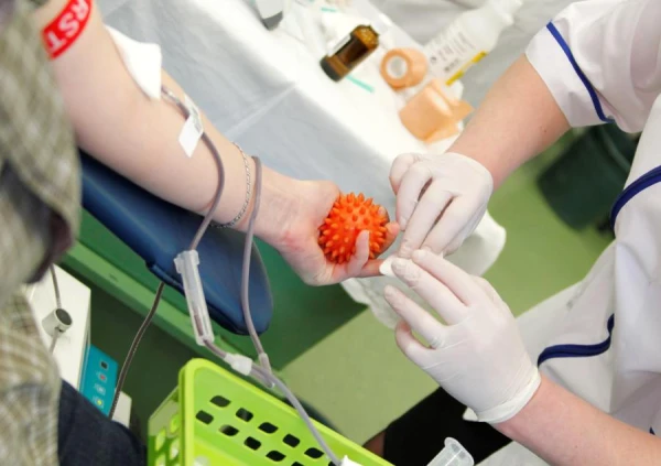 Asinsdonoru centrs lūdz palīdzēt atjaunot trūkstošos asins krājumus