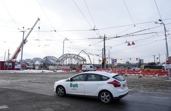 «Bolt» Jaungada naktī ierobežos koplietošanas automašīnu un skrejriteņu pakalpojumus