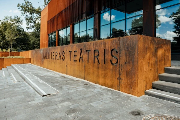 Valmieras teātris par gada aktieriem nosauc Emburi, Barkāni, Jančevski un Bīviņu