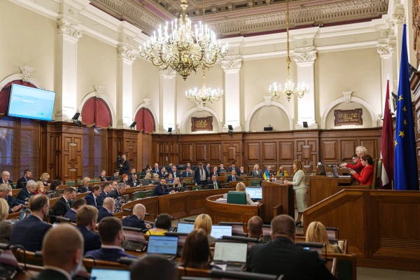 Novembrī lielākās algas Saeimā saņēmuši Mieriņa, Grasbergs un Dzintars