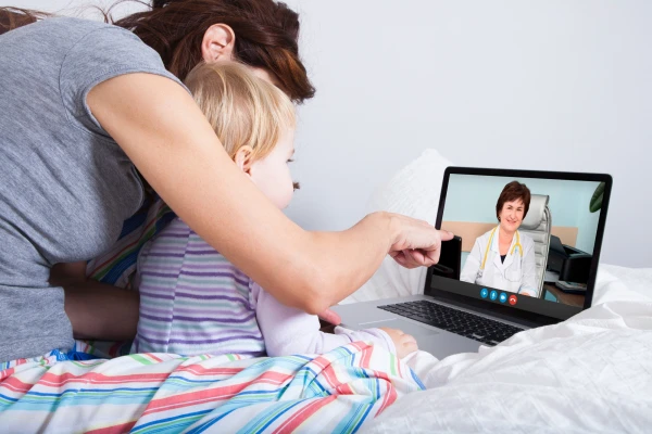 Svētku brīvdienās Bērnu slimnīcas ārsti aicina aktīvāk izmantot iespēju ar pediatru konsultēties attālināti