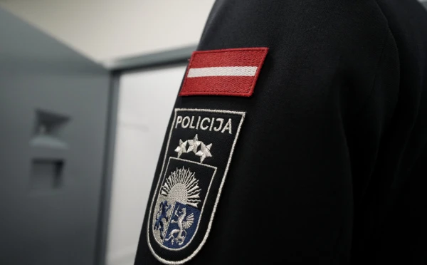 Piemēro aizrādījumu diviem policistiem saistībā ar satīras video autoram piemēroto sodu