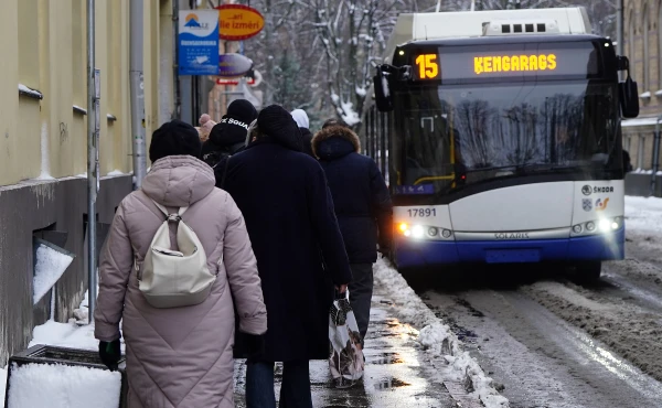 Rīgas dome paplašina atlaides braukšanai galvaspilsētas sabiedriskajā transportā