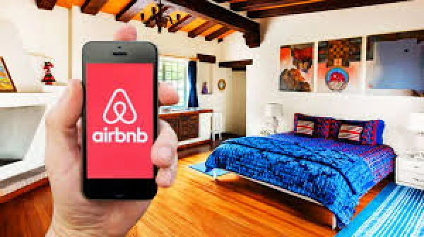 Spānija «Airbnb» soda ar 64 miljoniem eiro par aizliegtu īpašumu sludinājumu publicēšanu