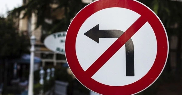 Rīgā aizliedz kreiso pagriezienu no Zirņu ielas uz Hospitāļu ielu