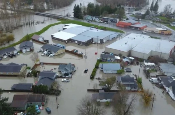 Vašingtonas štatā plūdu dēļ evakuē tūkstošiem cilvēku