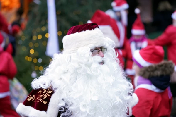 Decembrī Rīga iemirdzas Ziemassvētku noskaņās. Īpašu pārsteigumu pašvaldība sagādājusi Rātslaukumā