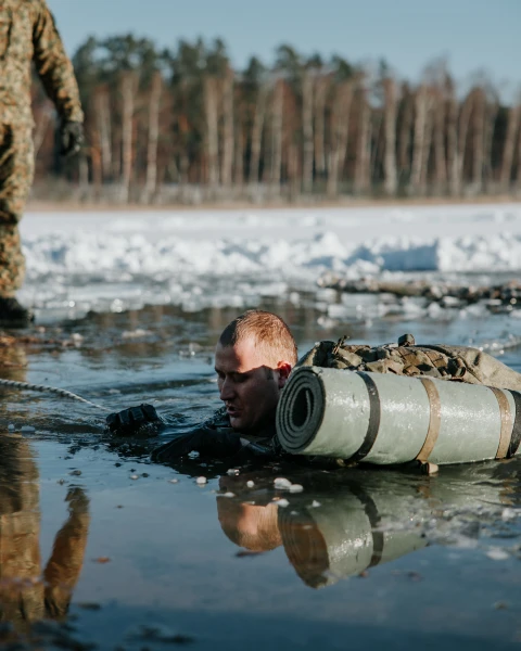 NBS specvienība norāda uz peldēšanas apmācības trūkumu skolās kā vienu no iemesliem grūtībām nokārtot pārbaudījumus