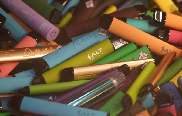 Kopš jūnija sākti pieci kriminālprocesi par nelegālām darbībām ar aizliegtiem smēķēšanas produktiem