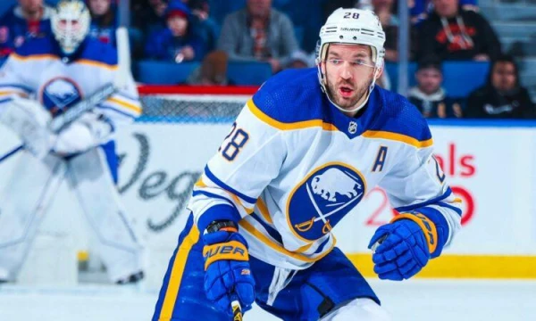 Girgensona «Lightning» zaudē «Maple Leafs» komandai