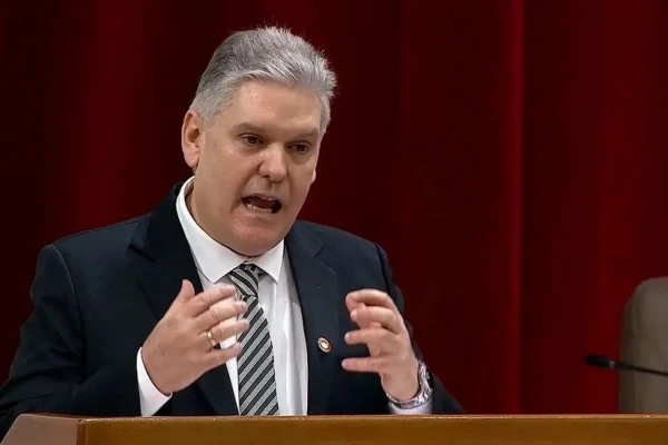 Kubas eksministram piespriests mūža ieslodzījums par spiegošanu