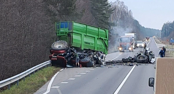 papildināta - Traktora un auto sadursmē uz autoceļa Liepāja-Rucava dzīvību zaudē vieglā transportlīdzekļa vadītājs