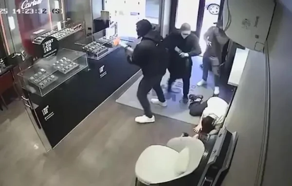 Vecrīgas pulksteņu veikala laupīšanu pastrādājis pa Eiropu klejojošs serbu grupējums