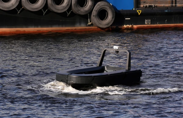 Rīgas ostā strādājošs uzņēmums izveidojis peldošu dronu «Spark Bot»