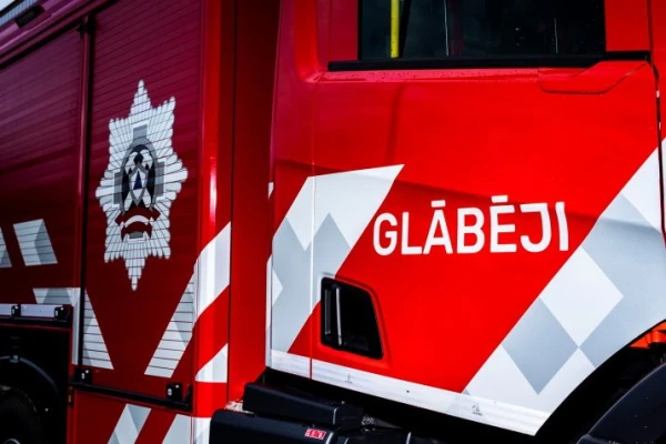 Tirdzniecības vietā Tukumā degušas trīs mašīnas