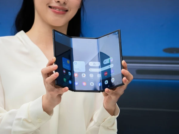 «Samsung» prezentē trīs daļās salokāmu viedtelefonu