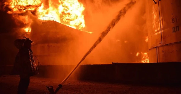 Krievijā pēc dronu uzbrukuma aizdegusies naftas bāzē Ļivnos