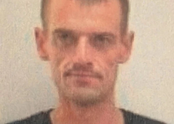 Policija meklē no Sarkandaugavā avarējuša auto aizbēgušu vīrieti