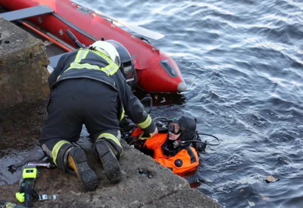 Glābēji meklē vakar Daugavā nogrimušu auto