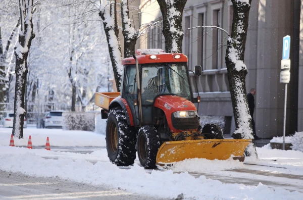 Rīgā ielu un ietvju attīrīšanā no sniega iesaistītas 87 tehnikas vienības