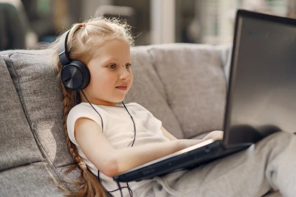 Valsts policija: Bērniem jau no mazotnes jāmāca, cik svarīgi ir ievērot digitālo higiēnu