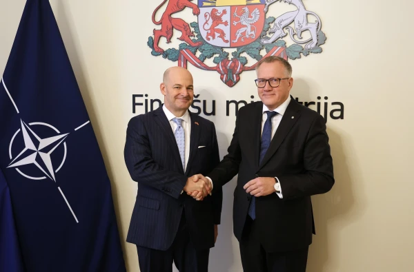 Finanšu ministrs ar ASV vēstnieku pārrunā Latvijas un ASV stratēģisko sadarbību