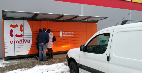 «Omniva» nākamā gada sākumā Latvijā plāno uzstādīt 20 kopienu pakomātu