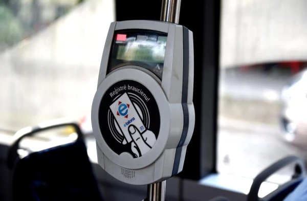 Rīgā vairākos sabiedriskā transporta maršrutos mainīti kustības saraksti