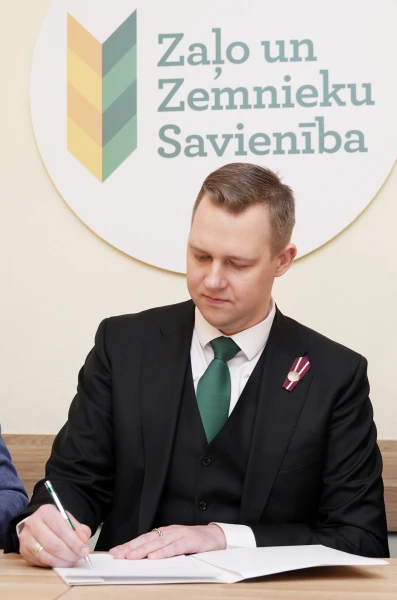 ZZS valde: ministrs A.Švinka apdraud valdības stabilitāti