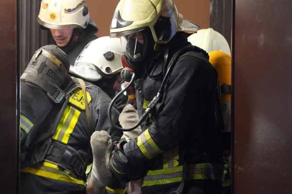 Ugunsgrēkā Rīgā izglābti astoņi un gājuši bojā divi cilvēki