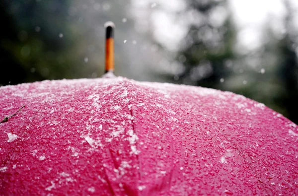 Piektdien vietām nedaudz līs un snigs