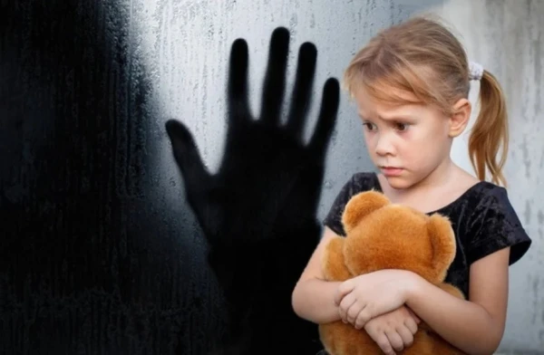 Vairāki simti cilvēku atsaucas aptaujai par bērnībā piedzīvotu seksuālu vardarbību, atklājot postošas ilgtermiņa sekas