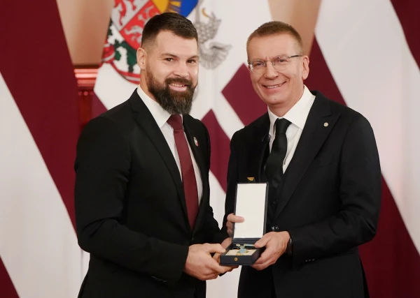 Latvijas dzimšanas dienā 33 personām pasniegti valsts augstākie apbalvojumi