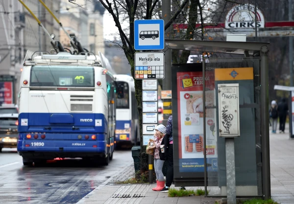 Nokļūšana uz svētku pasākumiem Rīgas centrā daļai iedzīvotāju izvērsusies izaicinoša