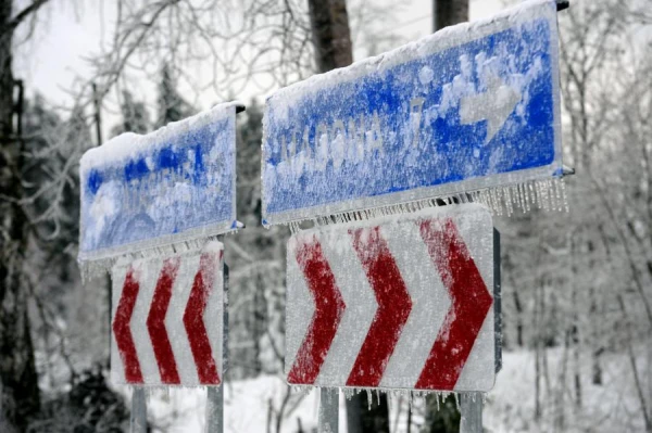 Otrdienas rītā vietām autoceļi sniegoti un apledo