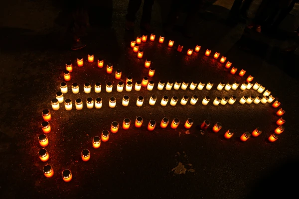 Likteņdārzā par godu valsts neatkarībai aicina no svecītēm veidot Latvijas kontūru