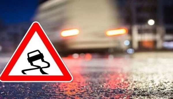 Vidzemē, Latgalē un vietām Kurzemē autoceļi sniegoti un apledo