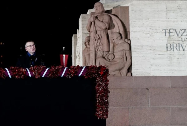 Aptauja: Gandrīz puse Latvijas iedzīvotāju valsts svētkus pavada ģimenes lokā