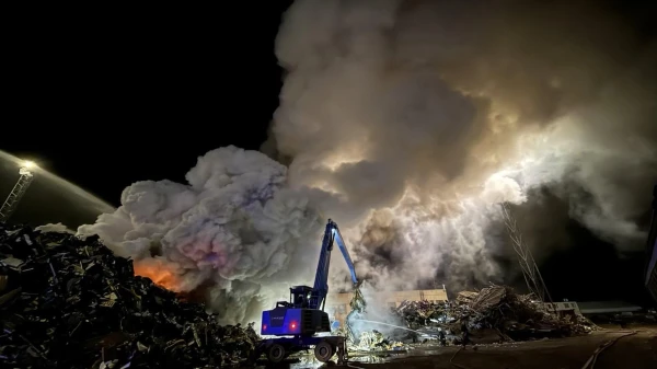 Rīgā 1200 kvadrātmetru platībā degusi metāla atkritumu kaudze