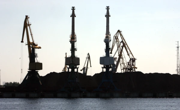 Rīgas ostā pārkrauto kravu apmērs desmit mēnešos samazinājies par 6,5%
