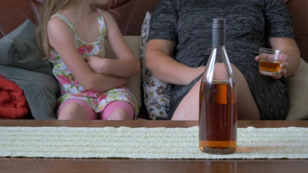 Rīgā atrod klaiņojošu pirmsskolas vecuma meiteni, kuras māte bijusi pamatīgā reibumā