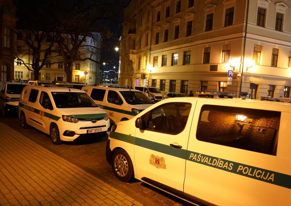 Pašvaldības policisti nogādā mājās naktī klaiņojošu bērnu