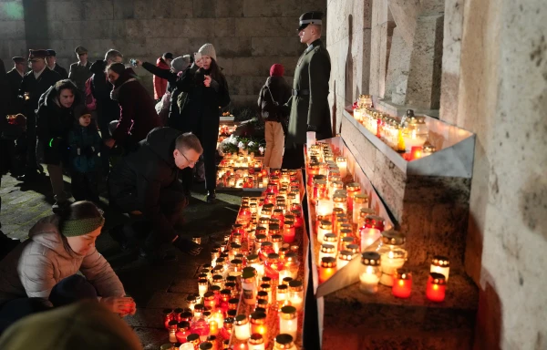 Pie Rīgas pils mūra un Brāļu kapos tūkstošiem cilvēku noliek svecītes