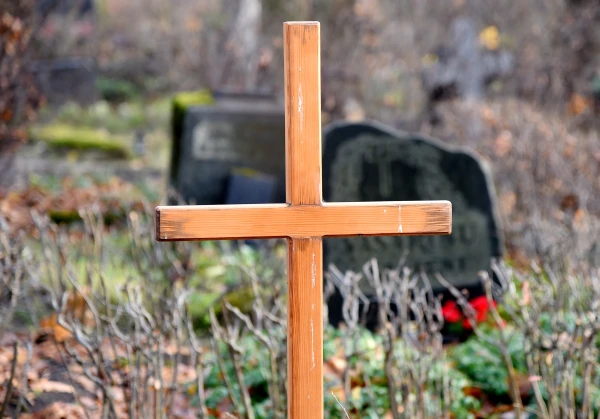 Saeimas komisijā norāda uz nepilnībām Kapsētu likumā